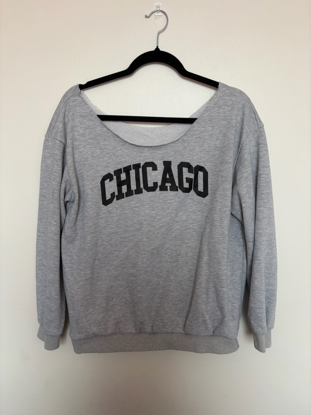 Off the shoulder Chicago Graphic Sweatshirt in Light Gray